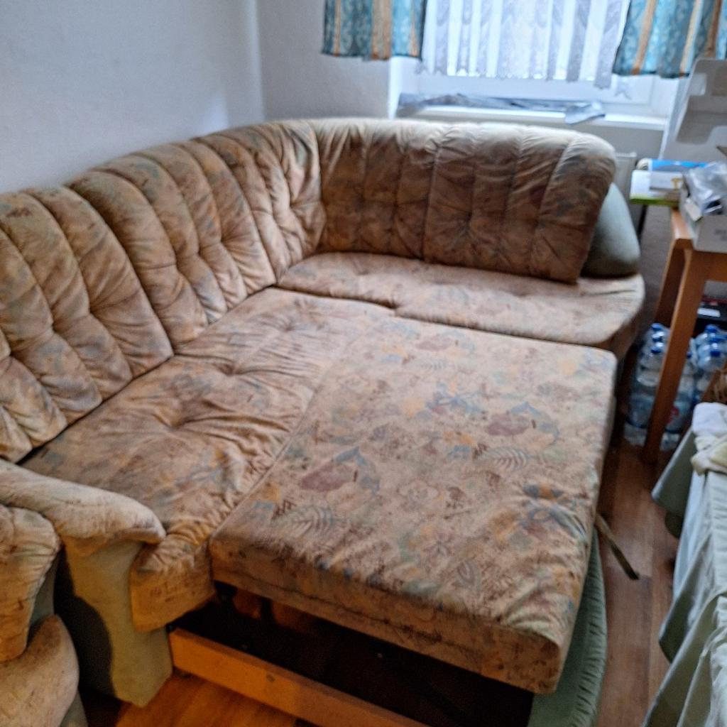 verkaufe hier ein Sofa mit Sessel wegen Umzug in eine kleinere Wohnung
Muss es leider noch mal rein stellen weil der letzte Käufer sich einfach nicht mehr gemeldet hat