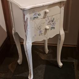 Shabby chic style side table with two drawers. Made to look old and worn. It measures approx 2 ft 5 inches high x approx 1ft
4 inches wide x approx 1ft
1 inch deep. Collection only from Stourbridge. Delivery/postage is not available.