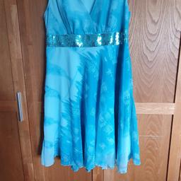 Verkaufe kaum gebrauchtes Midi-Kleid in der Größe 44 in der Farbe türkis. 
Mit seitlichem Reißverschluss.