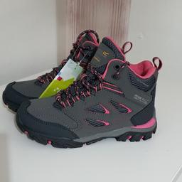 Regatta kids Holcombe waterproof mid walking boots in size childs 11
Brand new