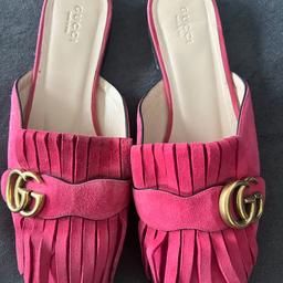 Verkaufe gebrauchte Pinke Gucci Marmont Slippers in große 39. Echte Gucci Schuhe, gekauft von Fashionette.de für 499euro. Wildleder, eckiger Absatz, mit Fransen.