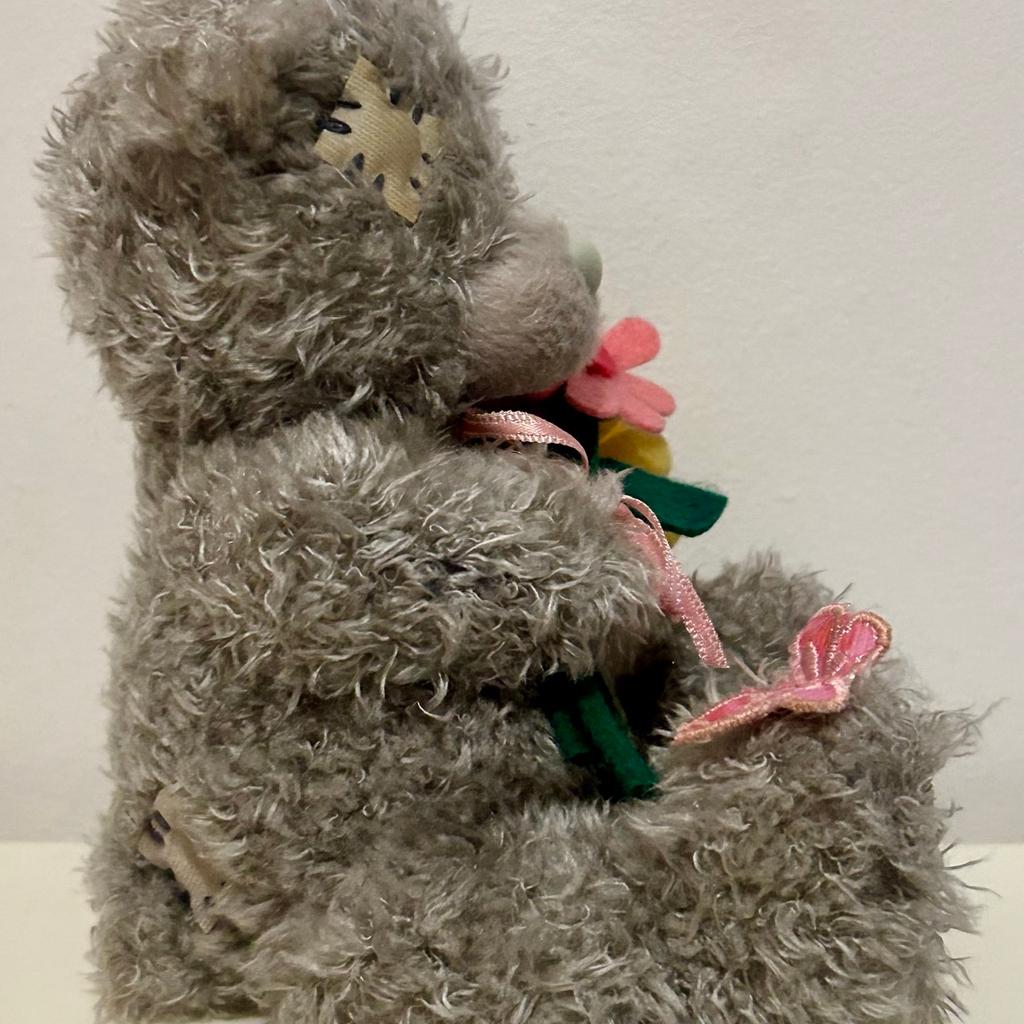 Tatty Teddy / Me To U Bear - With Flowers
 ( Rrp £17.99 ) .
This Bear Was Displayed Briefly Then Put Into Storage - Has Been Fully Refreshed / Brushed.
↕️ 15 cm ↔️ 11 cm ↘️ 12 cm .
Others Available - Based Leatherhead - Or Can Post .
On Other Sites .
Grab Yourself A Bargain !
£2.99