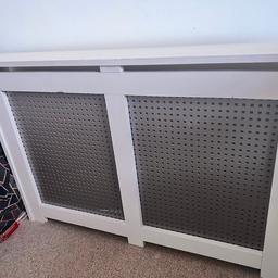 Lovely looking wooden radiator cover. Measures 76cm high x 111cm wide x 14cm deep. Has clips to hang onto wall behind radiator so very secure