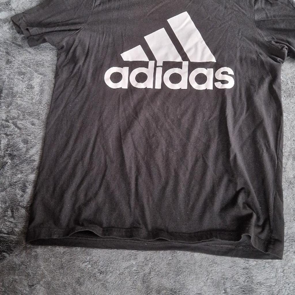 mens adidas tshirt cist £20 selling £7 Size xl washed once