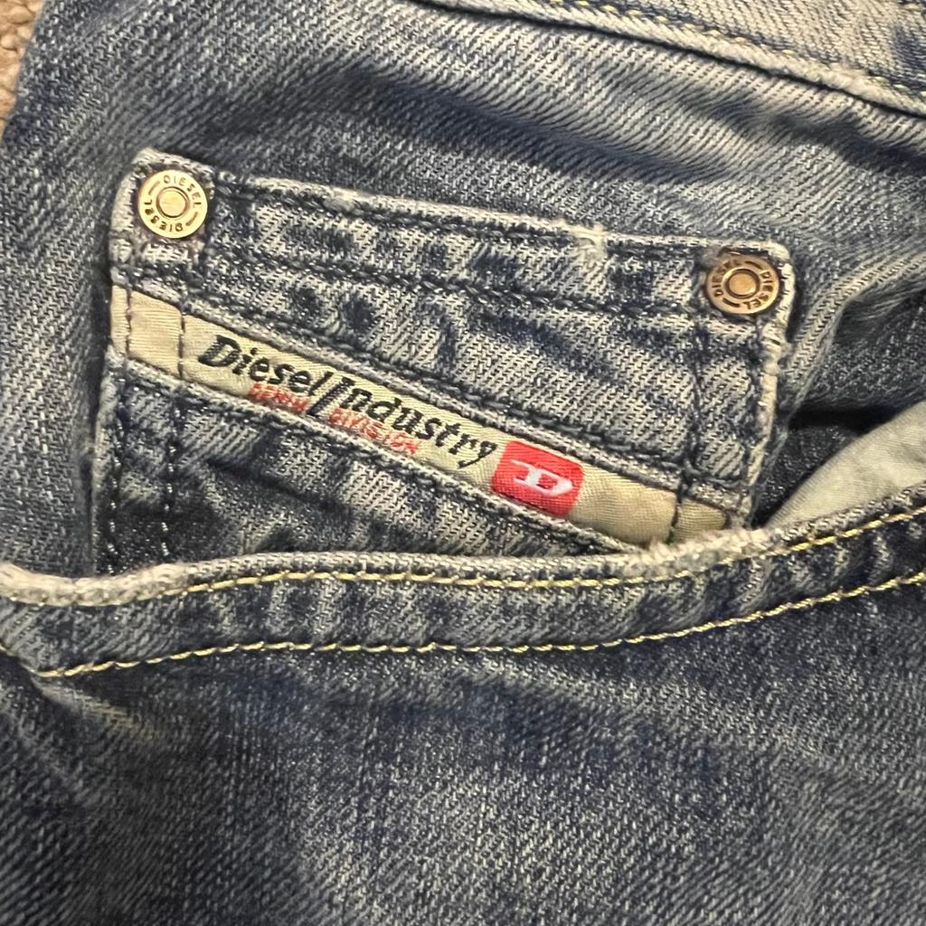 Hi, welcome all to this great looking style Diesel Thavar Slim Skinny Distressed Jeans Size W32 L34 well used beloved in very good condition still thanks