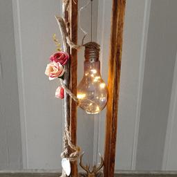 handgefertigt Unikat
lackiertes Palettenholz dekoriert mit
LED Lampe, Treibholz, Seil, Blumen , Hirschkopf