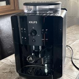 Ich verkaufe meinen Kaffeevollautomaten von Krups Serie EA80 EA81 in schwarz.

Die Kaffeemaschine funktioniert einwandfrei und ist in einem sehr guten Zustand. Wird verkauft, da ich keine großartige Kaffeetrinkerin bin und sie deshalb nur rumsteht.

Hier paar Fakten zur Kaffeemaschine:
- Maße: 36,5 x 26 x 32 (HBT)
- Gewicht: 7 kg
- Fassungsvermögen des Bohnenbehälters: 275 Gramm
- Fassungsvermögen des Wassertanks: 1,8 Liter
- Mahlwerk: Kegelmahlwerk
- Mahlgrade: 3
- Kaffeeauslauf: höhenverstellbar, 2 Tassen Funktion
- Reinigungs-/Entkalkungshinweis: Ja/Ja
- Programmierbare Kaffeevarianten: Nein
- Manuelles Milchaufschäumen
- 1450 Watt
- Bedienungsanleitung vorhanden.

Die Kaffeemaschine ist sehr kompakt und hat eine unkomplizierte Bedienung.

Bitte nur Abholung!

Nichtraucher Haushalt.

Da es sich um einen Privatverkauf handelt ist eine Garantie, Reklamation oder Rücknahme nicht möglich.