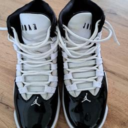 Verkaufe hier Nike Jordan
Größe 43
Sehr selten getragen.
Laut Internet Neupreis 170 Euro
Gebraucht,kein Versand,keine Rücknahme