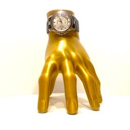 Dieser edle Armbanduhr Ständer in Gold präsentiert sehr stylisch deinen Armschmuck wenn du ihn nicht trägst .
ist auch für Ringe geeignet.
Schau dir auch meine weiteren Anzeigen an (‘-‘)