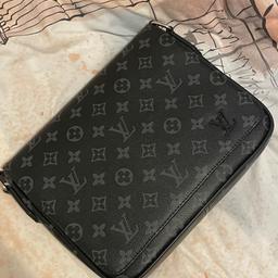 Louis Vuitton District Pm Messenger bag
Going cheap as an unwanted christmas present Gift receipt included too!!
Authentic✅