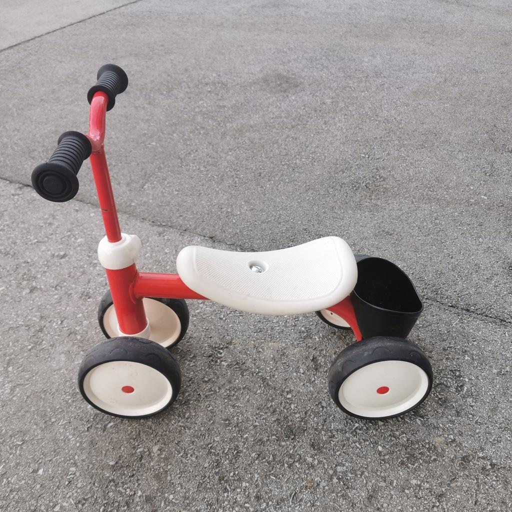 Verkaufe Smoby Laufrad ab 12 Monaten mit ergonomisch geformten Sitz. Durch die vier Räder können die Kleinsten das Fahren leichter erlernen. Stofftiere können im Fach hinten mitfahren.
