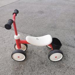 Verkaufe Smoby Laufrad ab 12 Monaten mit ergonomisch geformten Sitz. Durch die vier Räder können die Kleinsten das Fahren leichter erlernen. Stofftiere können im Fach hinten mitfahren.