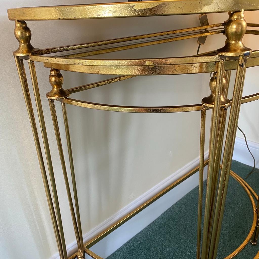 BROUGHT FROM BATTLE INTERIORS, THIS STUNNING MIRRORED TOP CONSOLE TABLE IS ACTUALLY 2 SEPARATE TABLES WHICH FIT OVER EACH OTHER OR CAN BE USED SEPARATELY. MADE FROM METAL AND FINISHED IN GOLD. LAMP BROUGHT WITH TABLES SO I M INCLUDING IT. NO SCRATCHES TO MIRRORED TOP AT ALL.
80cm L x 40cm W x 80cm H.
LAMP IS 36cmL x 69cm H
COLLECTION FROM BATTLE ONLY.
PLEASE SEE PICS.