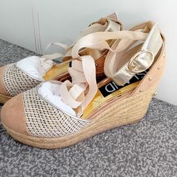 New - River Island Wedges
Ankle strap and tie up the leg
Size 3
Neutral Colours