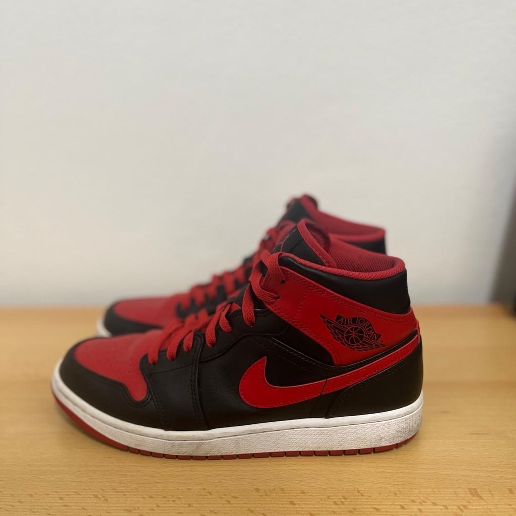 Hiermit verkaufe ich meine 2 mal getragenen Jordan 1er in schwarz-rot. Ich habe sie vor 2 Monaten im Nike Sneaker Shop erworben. Ich verkaufe sie weil ich andere kaufen möchte. Originalkarton ebenfalls vorhanden. Preis ist leicht verhandelbar.