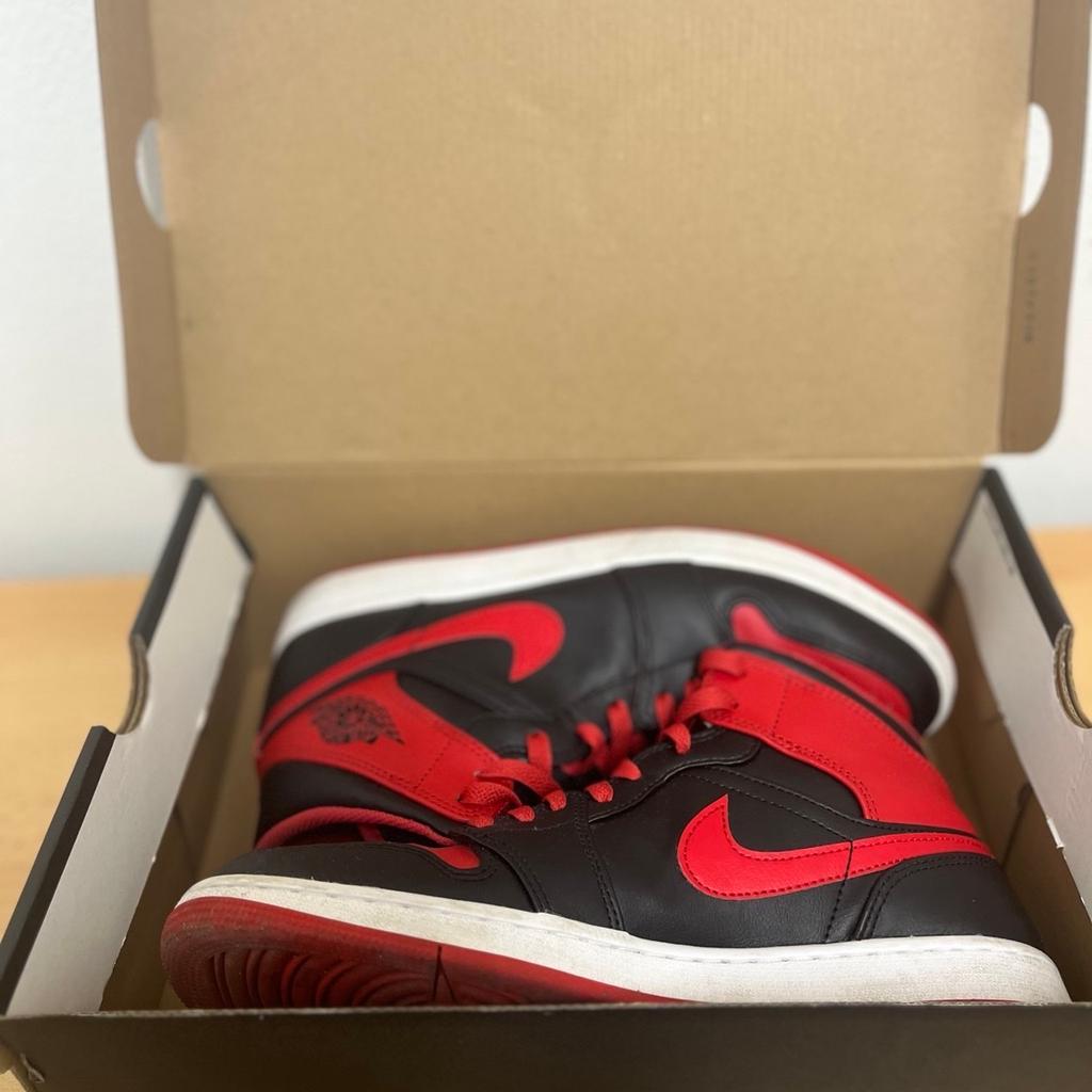 Hiermit verkaufe ich meine 2 mal getragenen Jordan 1er in schwarz-rot. Ich habe sie vor 2 Monaten im Nike Sneaker Shop erworben. Ich verkaufe sie weil ich andere kaufen möchte. Originalkarton ebenfalls vorhanden. Preis ist leicht verhandelbar.