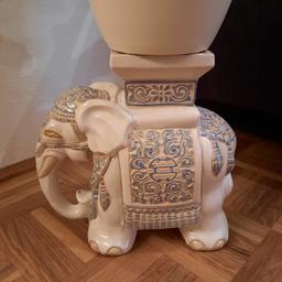 Sehr schöner Elefant aus Keramik zum Raufstellen eines Blumentopfs oder einfach nur zur Deko. Kaum benutzt,  daher absolut sauber und unbeschädigt. 
Tierfreier Nichtraucherhaushalt!