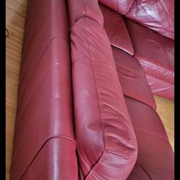 rote Couch aus echtem Leder; inkl. Hocker
Gut erhalten
Masze 
Couch
B 240 cm
L 220 cm
T 95 cm
Hocke
82x82 cm
