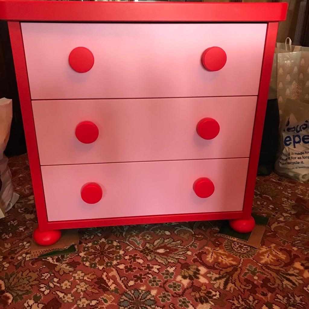 Quality girl’s chest of red.
3 deep drawers. No marks or scratches.
Solid sturdy construction. Excellent condition.