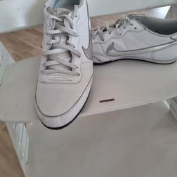 Kaum getragene weiße Sneaker von der Marke Nike.
Preis VB
Zzgl. Versand