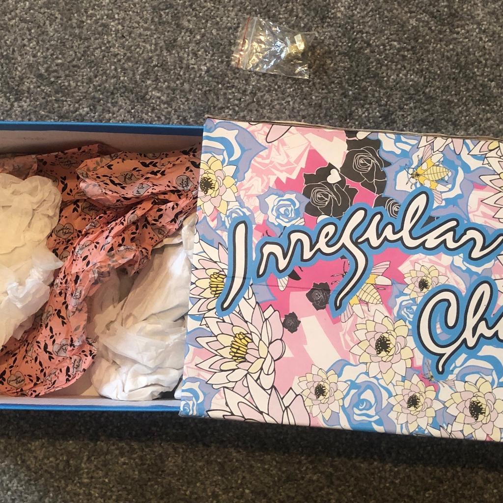 Irregular Choice ladies shoes - Ice cream cort print design on a blue pinstripe print background - UK Size 4.5 - EU size 37.

Comes with genuine Irregular Choice shoebox with an extra set of brand-new spare heel tips.

Condition - brand new in box. Never been worn.

Free collection from Bradford, West Yorkshire.

Alternatively, I can post out via Royal Mail first class delivery for £5.00 or Royal Mail second class delivery for £4.50.
