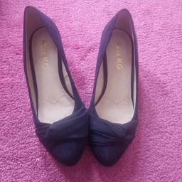 Miss KG pumps with slight heel
worn once before
navy suedette material
size 3