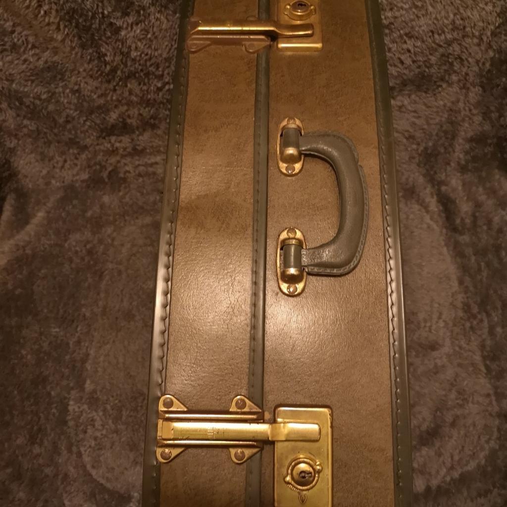 Vintage suitcase has some wear so please see photos it's approx 67cm at its widest 45cm at its shortest 52.5cm tall and depth ranges between 19cm and 23.5cms as it extends to fit more items in it no keys with it
Collection burscough
Please take a look through my other items