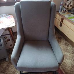 Verkaufe grauen Sessel
Sitzfläche: 47cm
Lehne: 60cm