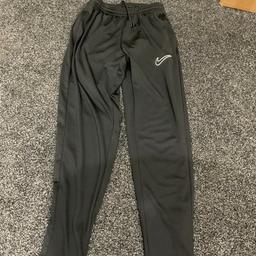 Like new Nike ORI-FIT men’s sports pants size M v,good condition £8
Collection le5