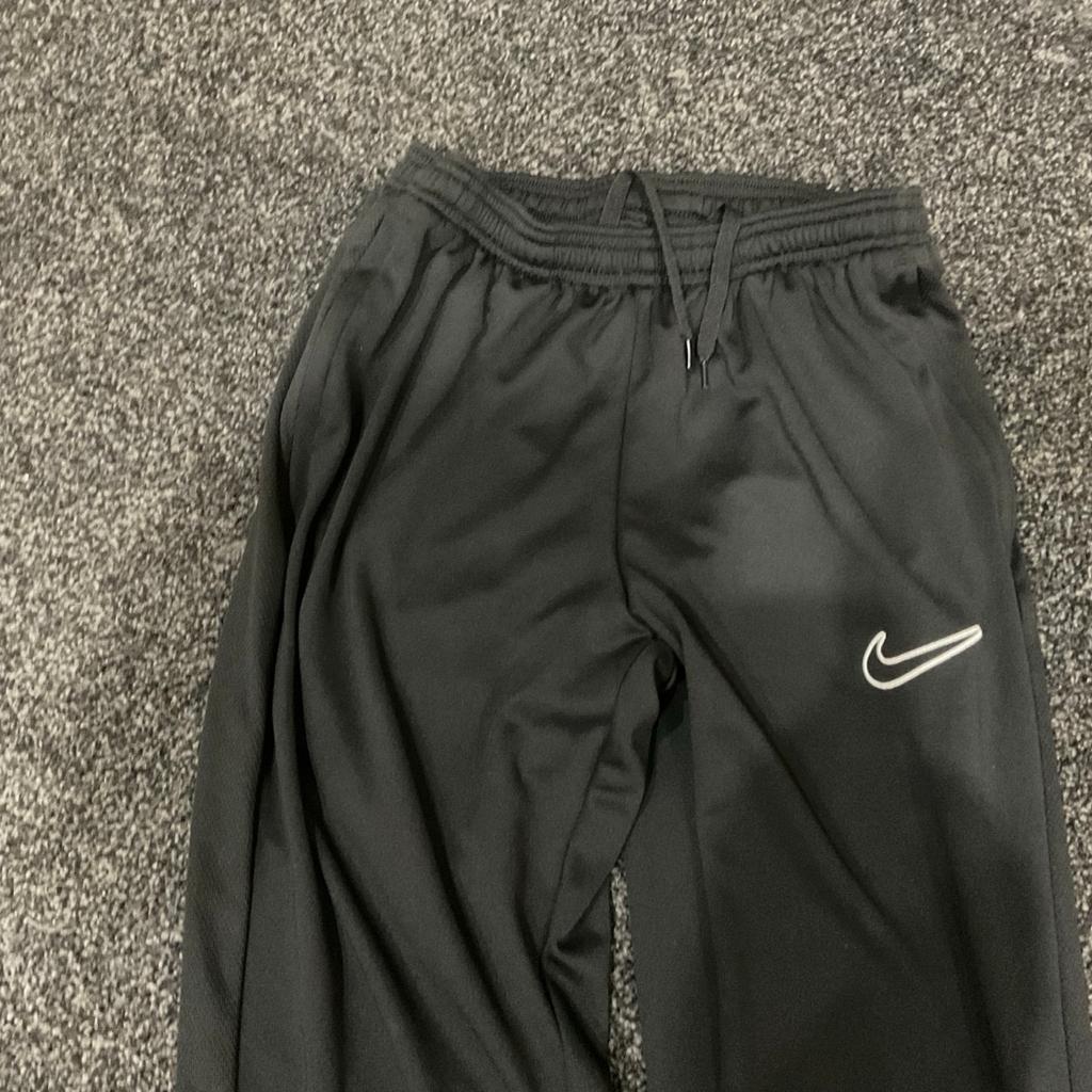 Like new Nike ORI-FIT men’s sports pants size M v,good condition £8
Collection le5