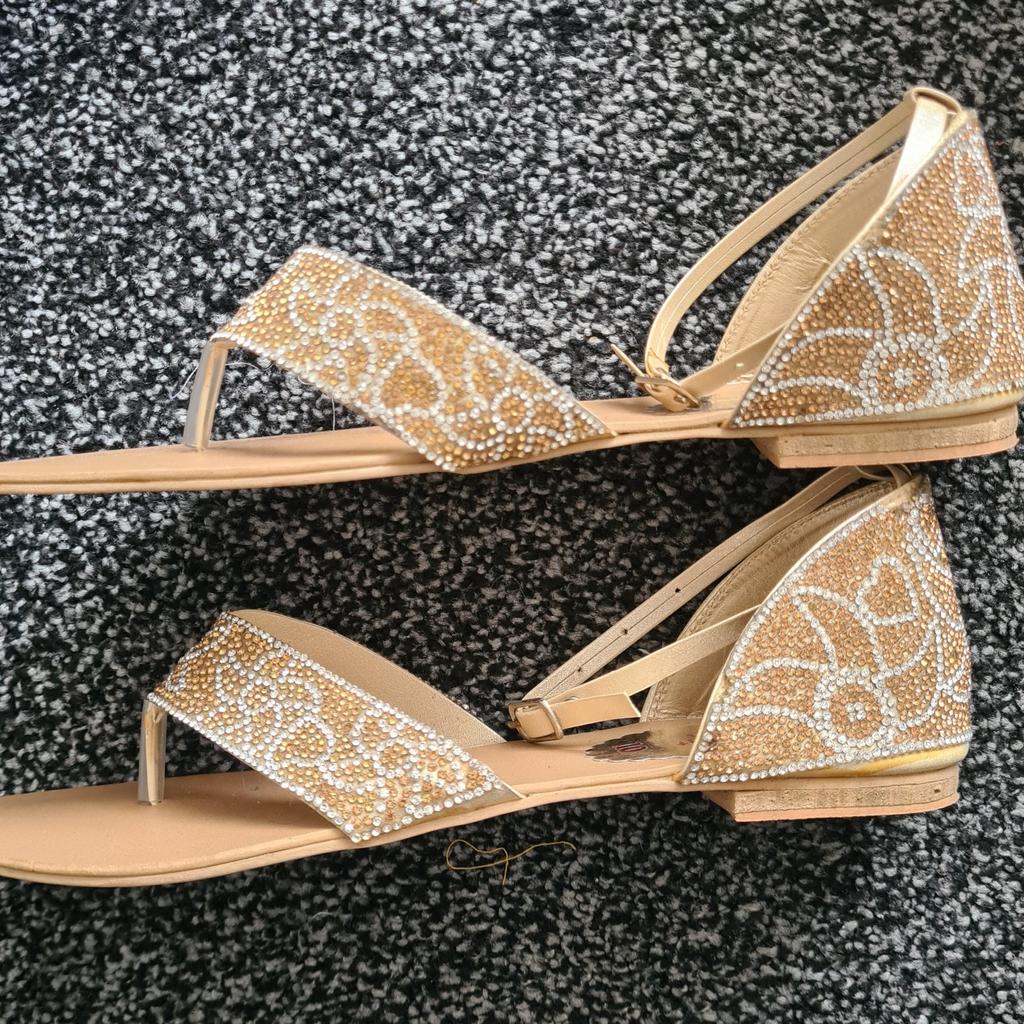 ladies sandals in very good condition, not worn as they didn't fit.
would fit size 5.5 or small 6.

can post.