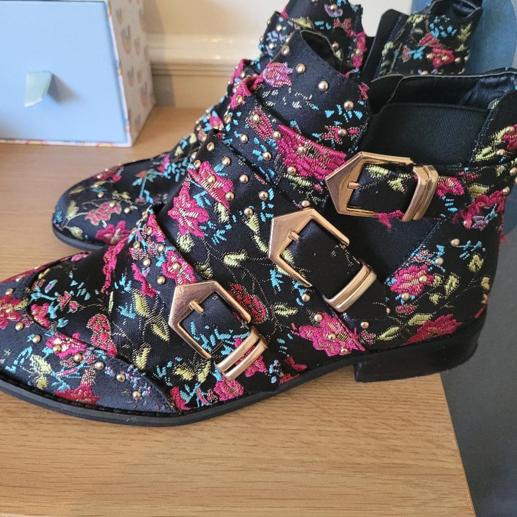 river island ankle boots size 6. hardly worn. excellent condition.