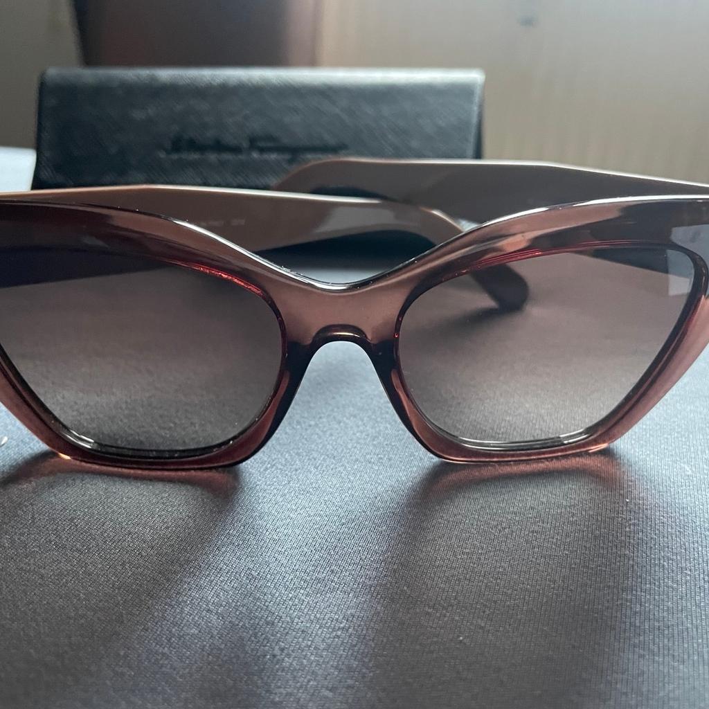Original Salvatore Ferregamo Sonnenbrille in angesagter Brillenform. 219 euro EP.
ich habe sie Septrmber 23 gekauft. habe aber kaum getragen und mache platz im schrank für neue 😀
tolle Brille beige / braun mit 100 % UVA schutz.