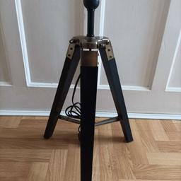 NEW TRIPOD LAMP LIGHT

APPROX TOTAL HEIGHT 53cm

CASH ON COLLECTION FROM LEICESTER