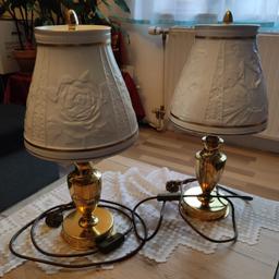 Tischlampe mit Lithophanie-Schirm und Darstellungen von 4 Damen bzw. bei der 2 Lampe Darstellungen von 4 Rosen, Wilhelm Drache Solingen um 2000,

Porzellan-Schirm mit Goldrändern, Gelbmetallmontierung, 2 Glühbirnen, Höhe 45,5 cm, funktionsfähig

Prei ist Vhb