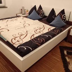 Hochwertiges Bett 2,10 x 1,90
Nachtkästchen 65 cm x 41cm mit Lattenrost. Nach Wunsch auch Matratze.