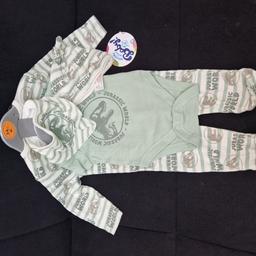 Brand New with original tags.
Jurrasic World baby starter set.
includes:  a sleepsuit, bodysuit, bib and hat, each decorated with brand motifs. 
size 3-6 months
unwanted gift.