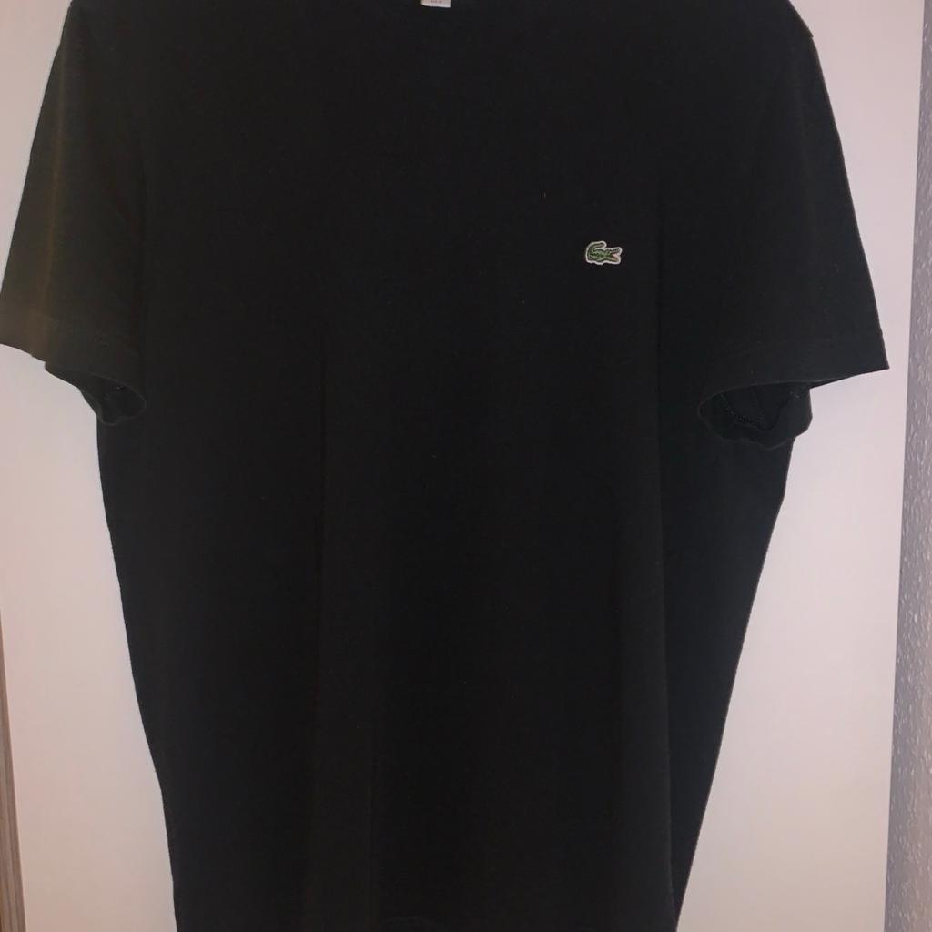 Lacoste T-Shirt Größe S
Das T-Shirt wurde selten getragen und befindet sich in super Zustand