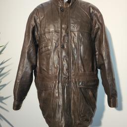 Leder Jacke von Mark Astor
Herren Gr. M-L
Länge ca. 77cm
Von Achsel zu Achsel ca. 60cm
