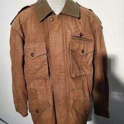 Leder Jacke von Antiche Avventure Vera Pelle
Gr XL
Länge ca. 83cm
Von Achsel zu Achsel ca. 61cm
Schulter ca.57cm
Armlänge ca. 60cm