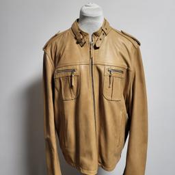 Leder Jacke von Bata and More
Gr. XXL
Länge ca. 66cm
Von Achsel zu Achsel ca. 63cm
Schulter ca.48cm