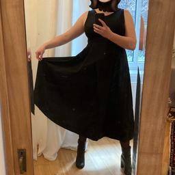 Praktisches Midi-Kleid von COS in schwarz. Das Kleid hat einen Tellerrock mit 2 versteckten Taschen. 71% Baumwolle