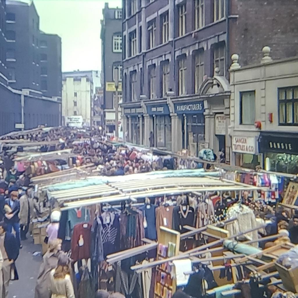 vintage kodachrome petticoat lane market photo 1975.
Fabulous rare unique one of a kind photo. Taken by an accomplished photographer. In perfect condition. Combined post available.