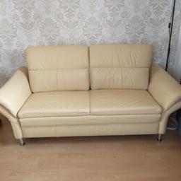 Die Couch wurde fast ausschließlich als Bett genutzt und dementsprechend ist das Kunstleder in nahezu neuwertigem Zustand.
Die obere Hälfte der Armlehnen ist verstell- bzw. klappbar.

Maße (LxB in cm):
Sitzfläche ca. 150x85
Liegefläche ca. 150x180

Aktuell ist das Sofa in Einzelteile zerlegt.