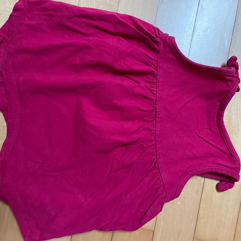 Pinkes asymmetrisches Shirt mit Glitzerherz
Größe 98/104
Versandkosten müssen zusätzlich bezahlt werden