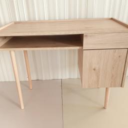 🔹️Skandi desk

🔹️New, assembled 

🔹️1 drawer.

🔹️1 fixed shelf.

🔹️1 storage cupboard

🔹️Size H76.5, W100, D50cm

🔹️Under desk chair space H61.3, W48cm