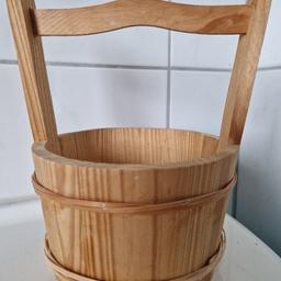 Deko aus Holz für vielseitigen Verwendung!
Für Bad oder Sauna, mann kann selber als dekoratives Geschenk mit allerlei Utensilien füllen.
Durchmesser 15 cm , Höhe 18,5 cm