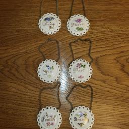 Decanter Labels Porcelain - Set of 6
Measures:- 5cm Diameter with metal chain
Make:- Barbara A
Set includes
Port
Sherry
Gin
Scotch
Brandy
Dry Sherry
A lovely set of 6 with decorative flowers & plants
* Happy to post for postage costs *