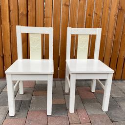 Verkaufe zwei weiße Kinderstühle aus Holz. Gebrauchsspuren wie im Bild ersichtlich vorhanden.