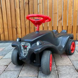 BIG-Bobby-Car Classic Fulda - Kinderfahrzeug, belastbar bis zu 50 kg, Rutschfahrzeug für Kinder ab 1 Jahr, schwarz. Eine rote Radkappe wie im Bild fehlt.